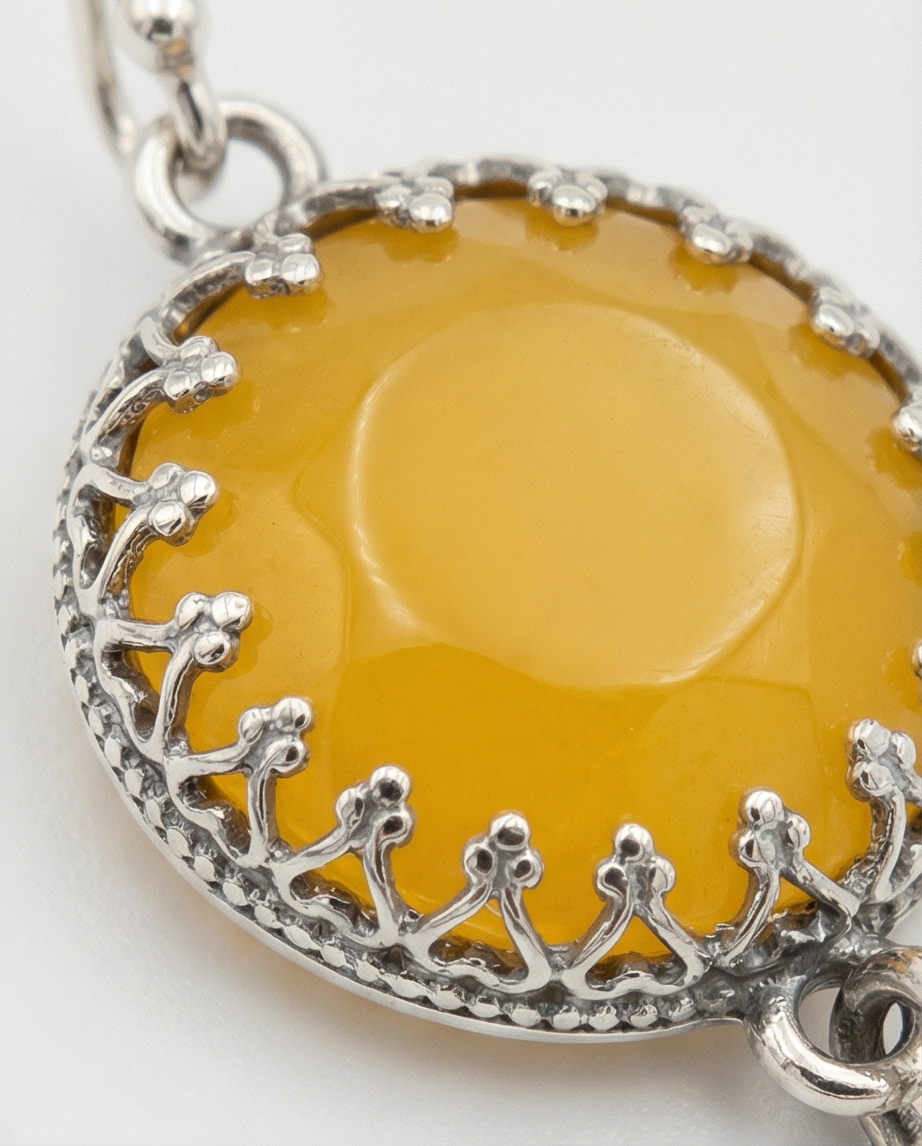 עגילים תלוים מכסף עם אגת בגוון צהוב