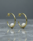 Gold-plated silver hoop earrings with a white pearl