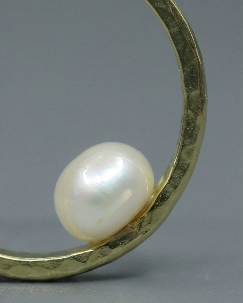 Gold-plated silver hoop earrings with a white pearl