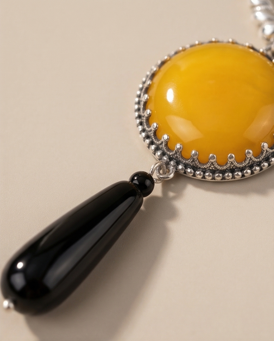 Silver necklace and pendant with yellow agate and black onyx