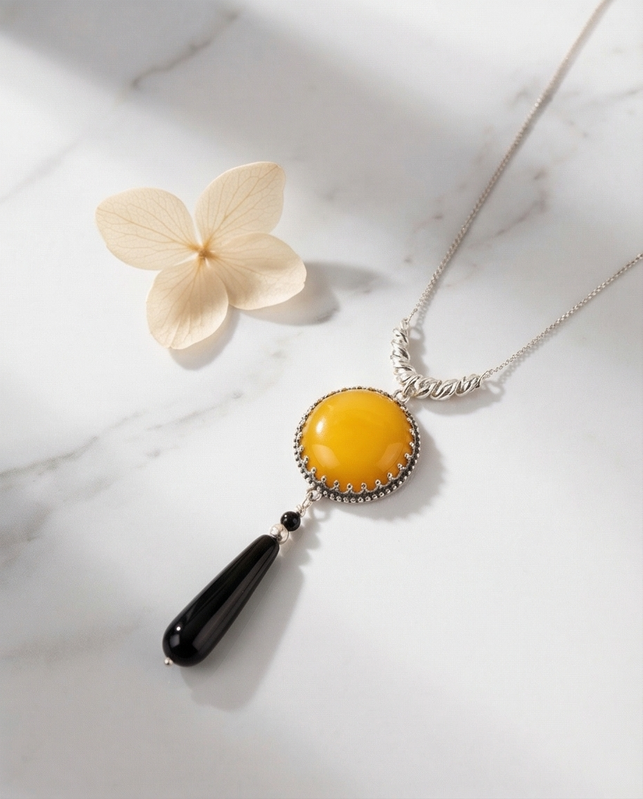 Silver necklace and pendant with yellow agate and black onyx