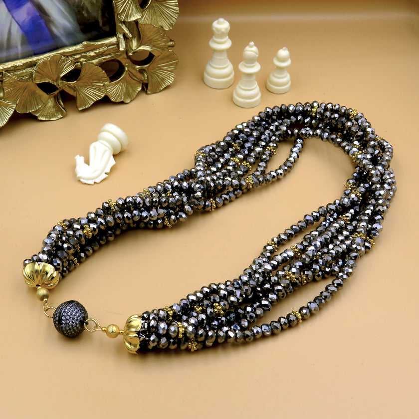 Short multi-layered necklace with gray glass beads
