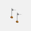 עגילי Amber Glow מזהב 14 קראט הם הרבה מעבר לעגילים – הם חוויה. אבן הענבר בוהקת בגוונים של כתום זהוב, משתנה עם האור ומחייה את הפנים בזוהר טבעי ומעודן.
העיצוב נקי, מדויק ונשי, כזה שמכבד את האבן ולא מתחרה איתה. הענבר ידוע כאבן של חיבור פנימי, יציבות ואנרגיה נשית רכה, והזהב הלוהט מעניק לו מסגרת של על-זמניות. מתאים לכל סגנון – מקז'ואל אלגנטי ועד לוק ערב מלא סטייל.