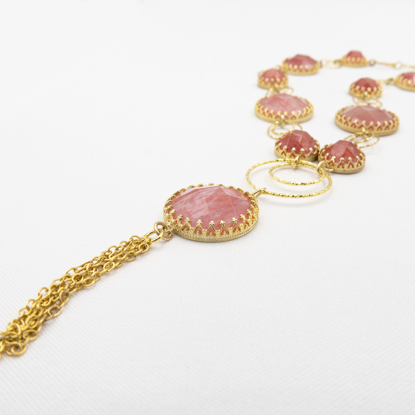 שרשרת כסף אלגנטית עם אבן רוז קוורץ בגוון ורוד רך ומרגיע. התכשיט משדר עדינות, רוך ואהבה עצמית – מושלם ללבישה יומיומית וגם לאירועים מיוחדים. הרוז קוורץ ידוע כאבן של רוגע, איזון ואהבה עצמית – תכשיט שגם נראה טוב וגם נוגע בלב.