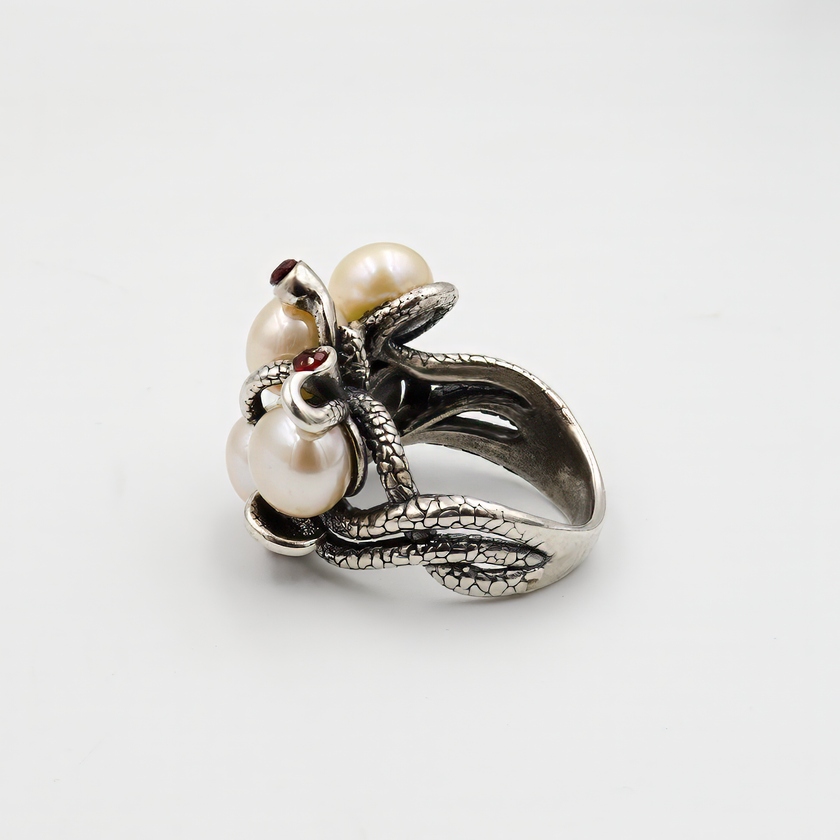 Silver ring with pearl