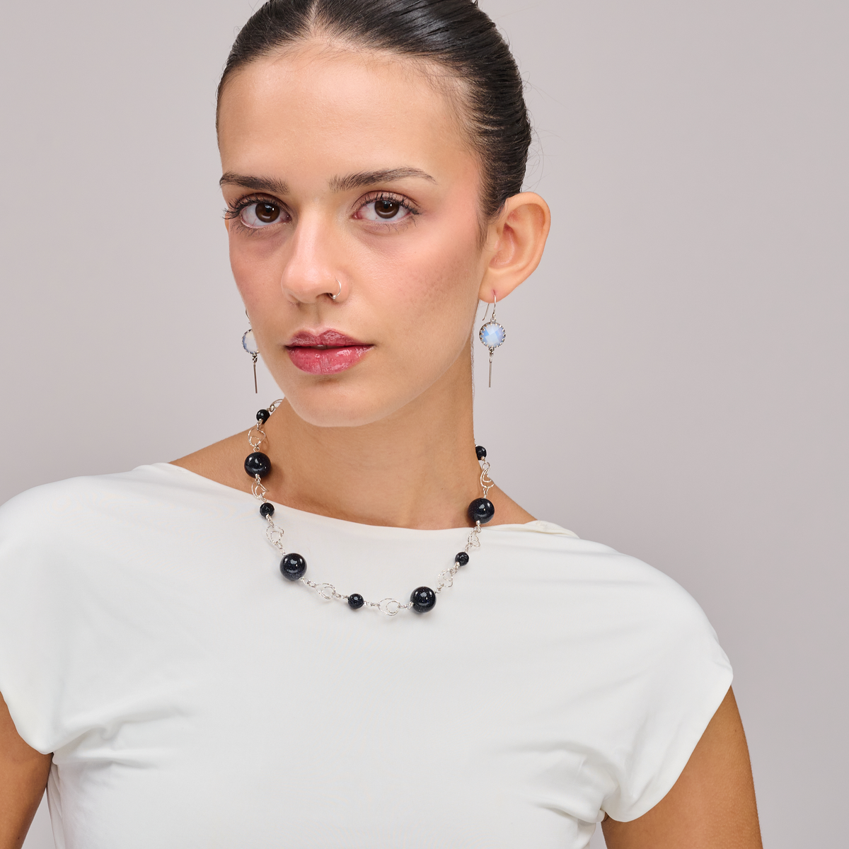 שרשרת אבני אוונטיורין כחול בגוונים של כחול כהה, כחול שמיים מעוננים וכחול־אפור שקוף למחצה. כל אבן נושאת בתוכה ברק עדין, כמו השתקפות של ירח מלא על מים. תכשיט בעבודת יד שמשלב בין עומק רגשי לאסתטיקה מוקפדת. מושלם ללוק יומיומי עם טאץ' אישי ועמוק, או כהשלמה לאאוטפיט ערב עם נוכחות אלגנטית ושקטה.
העגילים להמחשה בלבד
